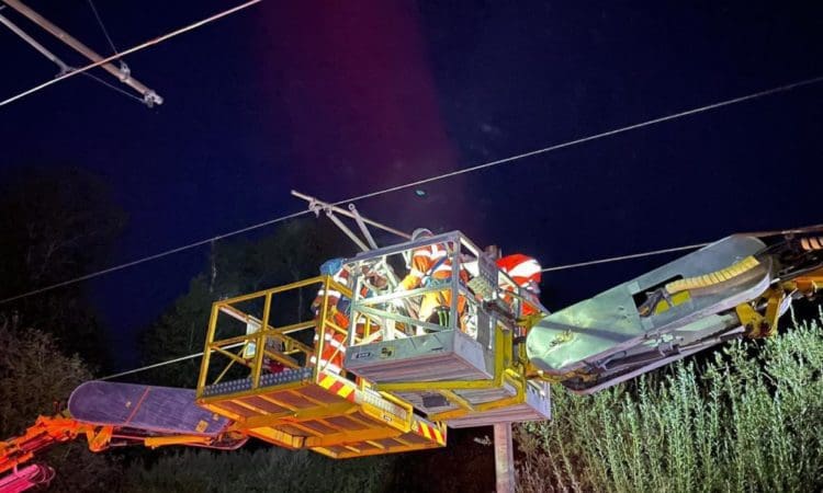 Train services to London halted by damaged electric wires