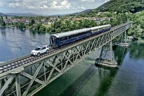 Land Rover pulls train across Rhine