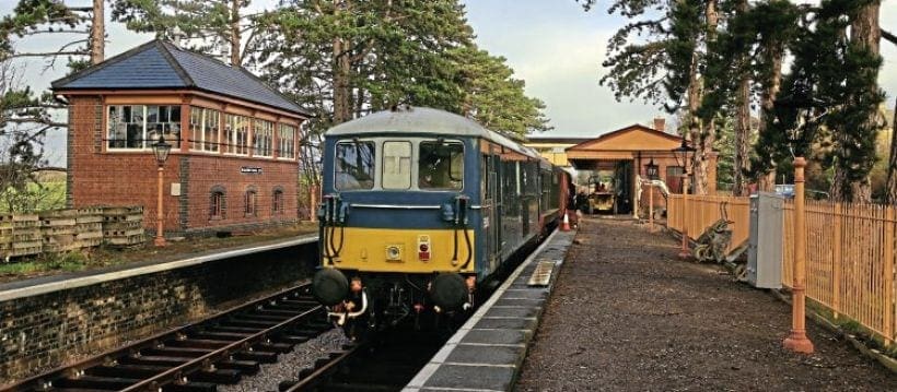 Gloucs-Warks runs first train into reconnected Broadway