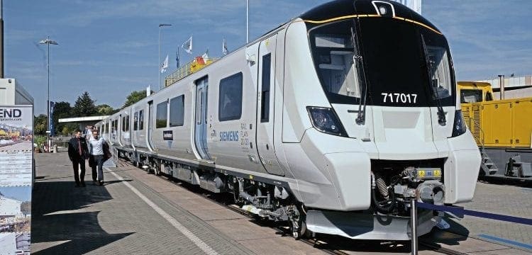 New UK trains draw crowds in Berlin