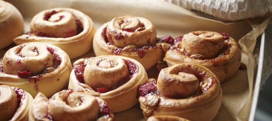White chocolate and raspberry buns recipe