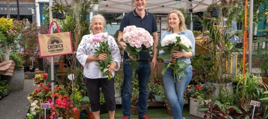 Visitors to Chaiwick Floer Market