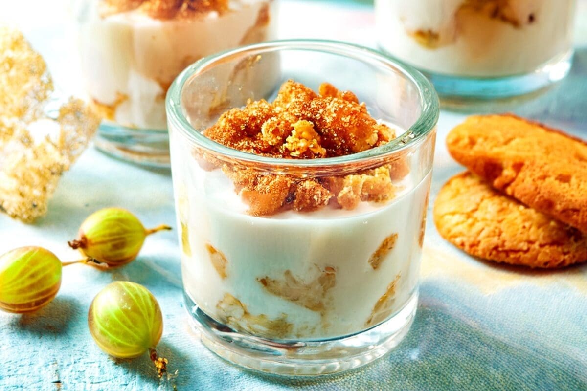 Gooseberry fool with ginger biscuits