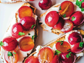 grape-ricotta-crostini