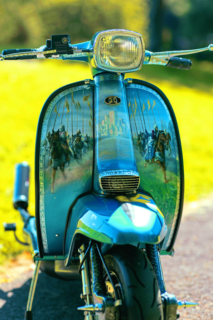 Battle scenes crowned by the K2 badge on the horncast cover