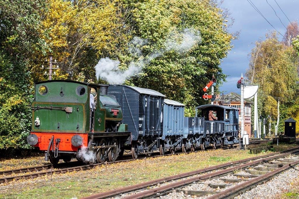 1913-built Hudswell Clarke 0-6-0ST Sir Robert McAlpine & Sons No. 31 is seen with a goods train on Didcot’s branch line. FRANK DUMBLETON