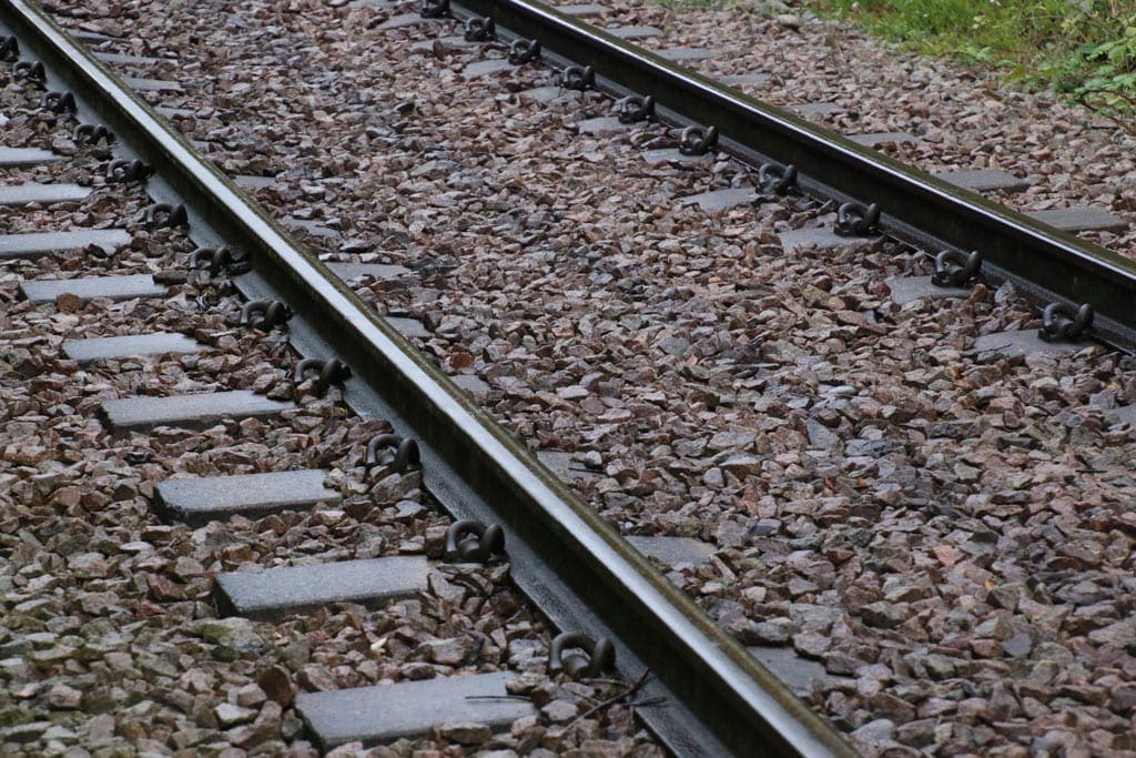 A train came within 75 seconds of potentially crashing into a track maintenance machine, an investigation has found.