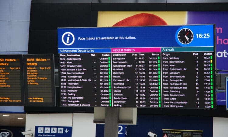 New LED passenger information screen on trial at London Waterloo