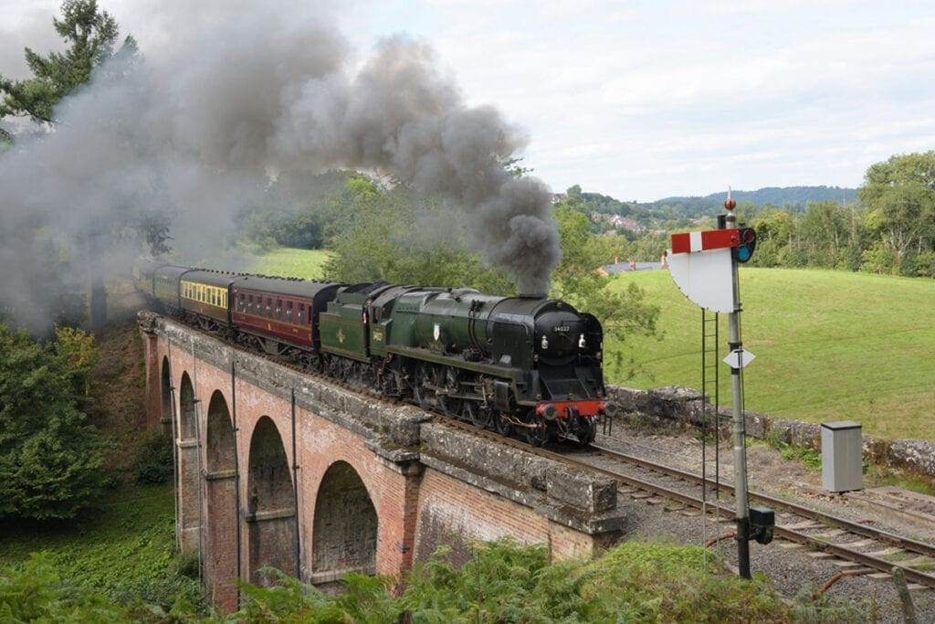 Taw Valley crosses Oldbury viaduct with the 1515 Bridgnorth to Kidderminster