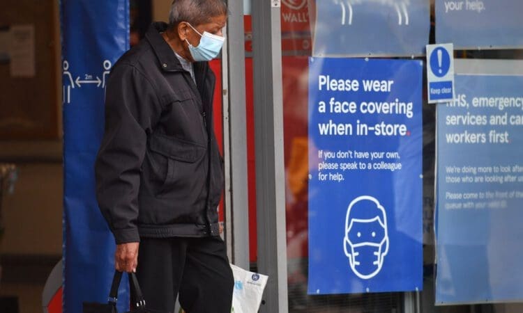 Commuters still asked to wear masks despite law change