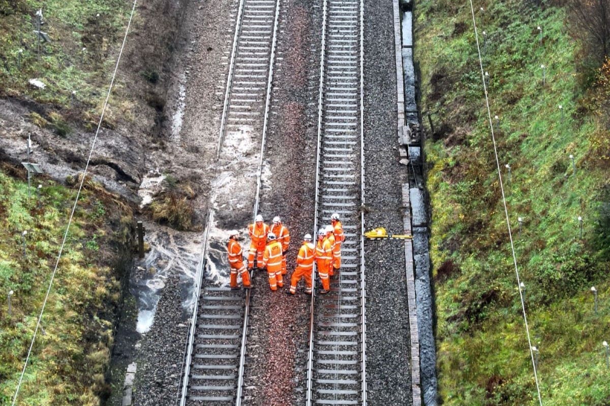 Service resumes following Cumbria derailment on West Coast Mainli …