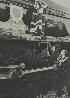 Photos: Glynn Huggins
Councillor Charles Digby-Horton, Mayor of Bodmin, unveils the nameplate of restored “West Country” Pacific No. 34016, “Bodmin”, at Alresford Station on September 22