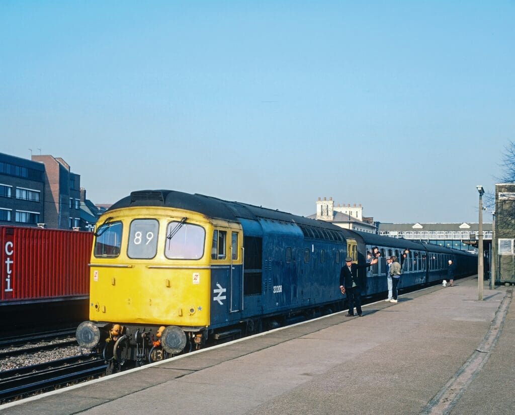 33208 calls at Eastleigh with the diverted 1O71, the 11.10 Bristol TM-PortsmouthHarbour, on February 15, 1986. At this time, the 12 narrow-bodied Class 33/2s weremuch rarer on passenger work as they were needed for the Hastings line with itsrestricted tunnels, but that would change later in the year when the route was singledas part of the electrification of the line. Anthony Hicks