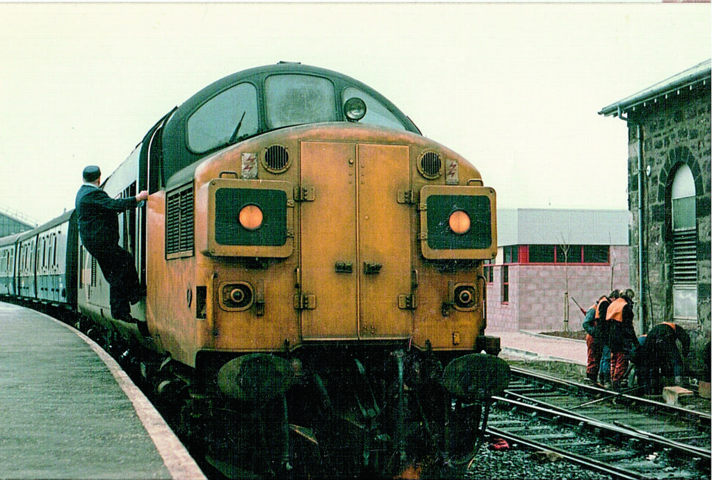 37114 Dunrobin Castle waits to set off with the 10.32 Inverness-Aberdeen. Having beenreplaced by 37/4s on the workings north of the Highlands capital, four of the boiler-fitted Class 37/0s, 37114/260-262, were regularly used in place of Class 47s on the‘over the top’ Inverness-Aberdeen route. Gareth Dunn