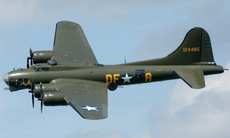 10 minute B-17 Flying fortress display at Snetterton BSB this weekend
