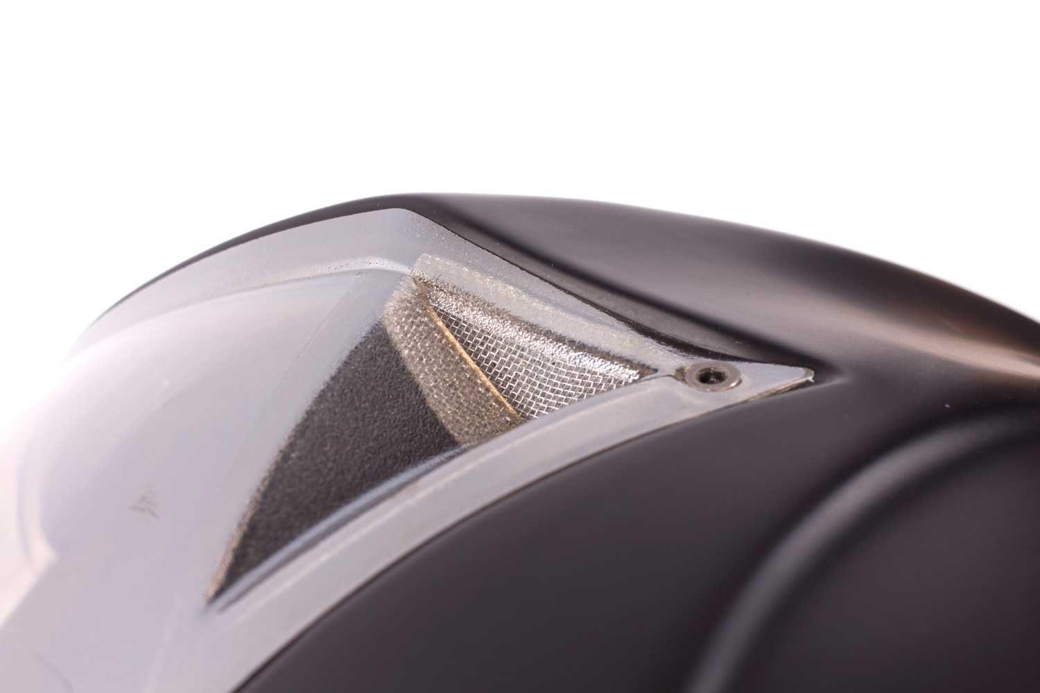 Vents built into the rear-view system draw air out of the lid