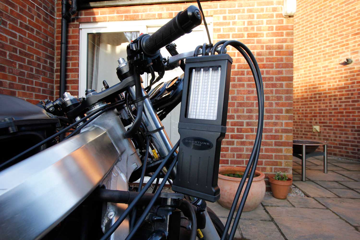 4 Hang your balancer somewhere that’s easy to see while you adjust the carbs – the Carbtune simply attaches to the lever or the handlebar. Make sure that none of the pipes are kinked or trapped.
