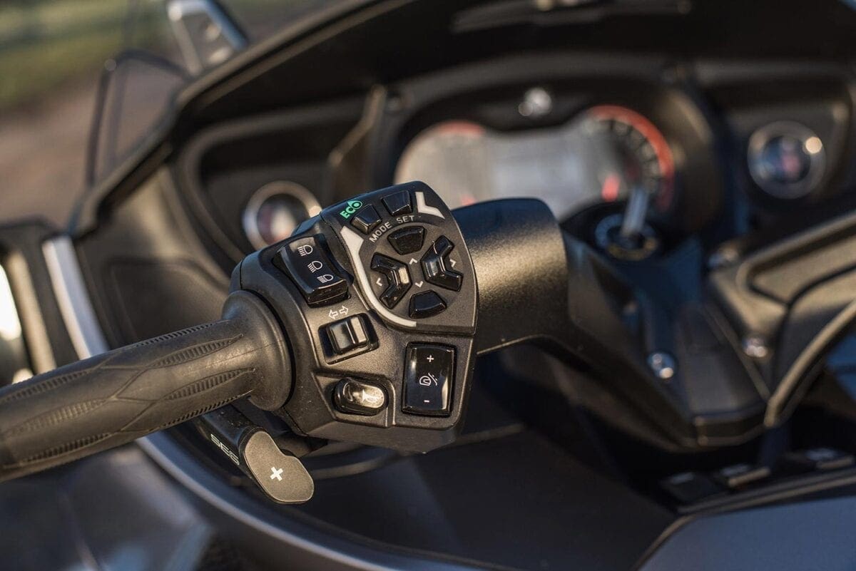 042_Can-Am-Spyder-RT-S-052-Controls