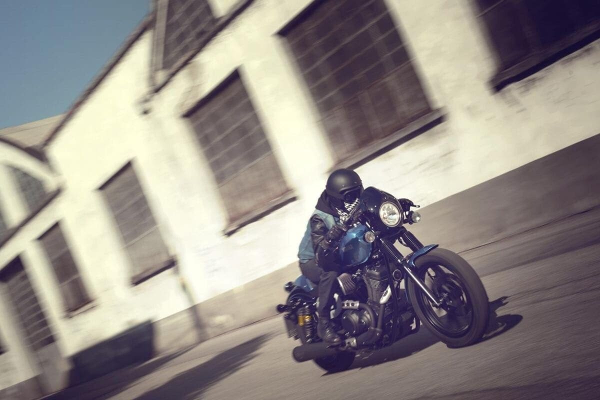 2015_YAM_XV950CR_EU_PBMJ_ACT_001lores