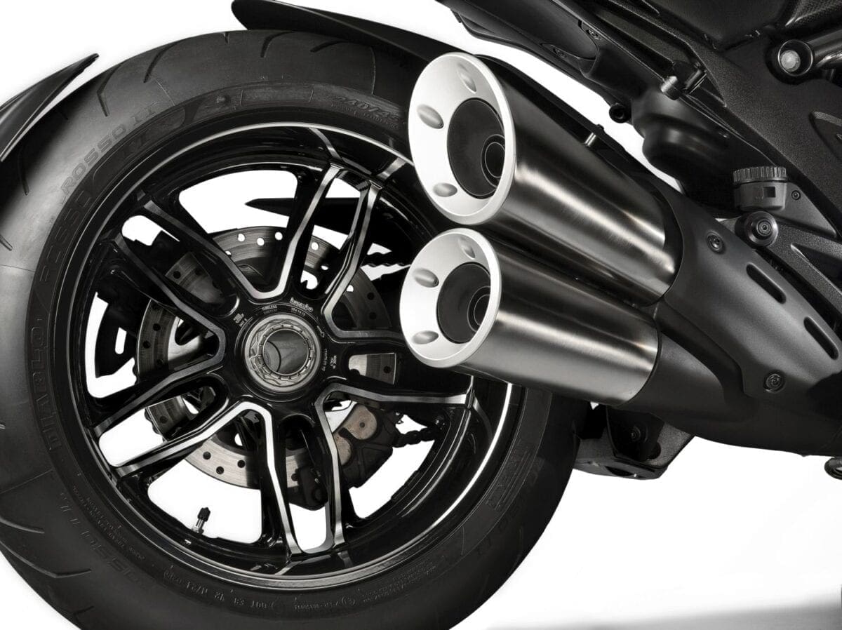 07-Diavel-Carbon-MY16loRES