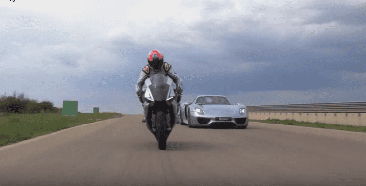 Video: Porsche 918 Spyder VS Yamaha YZF-R1