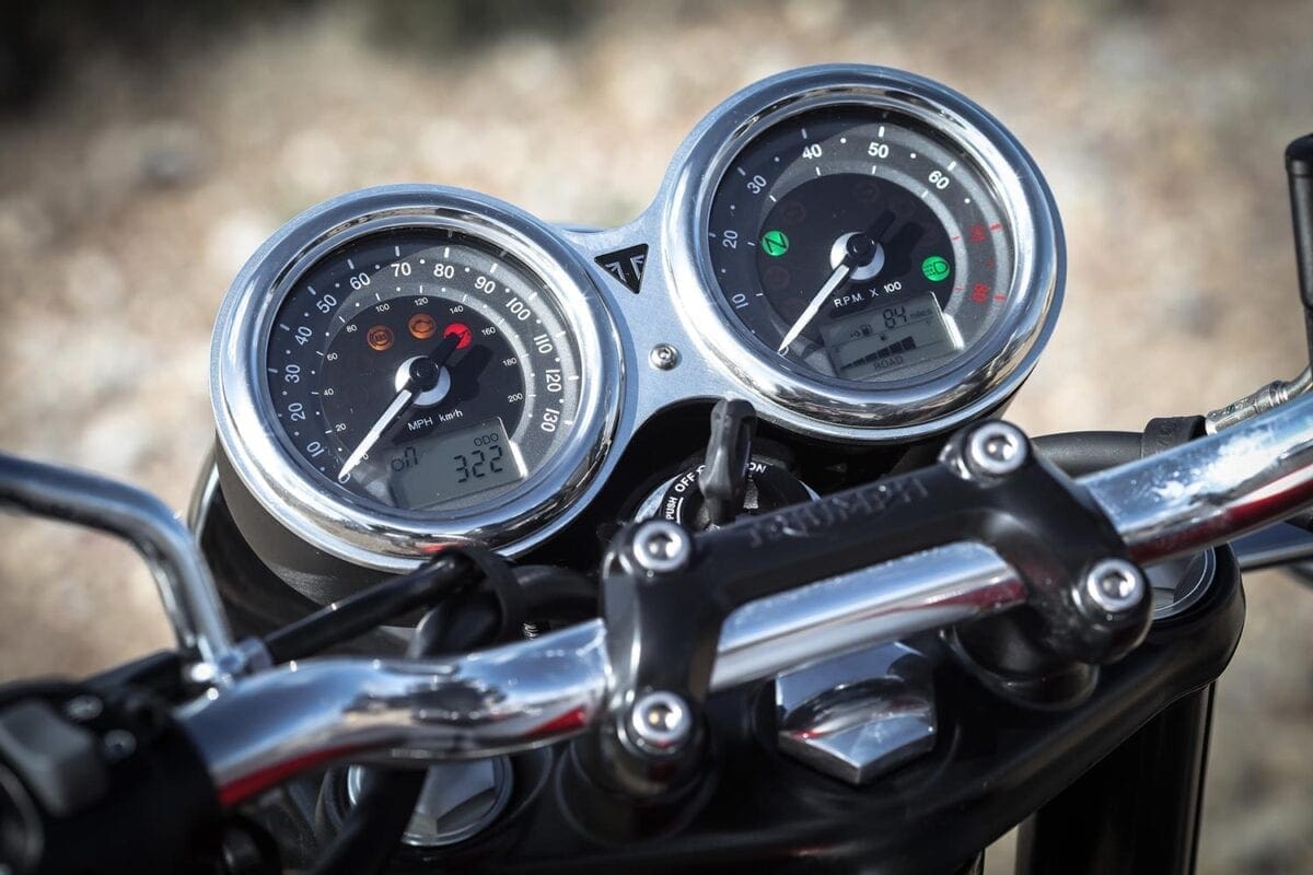 2016-Triumph-Bonneville-T120_041