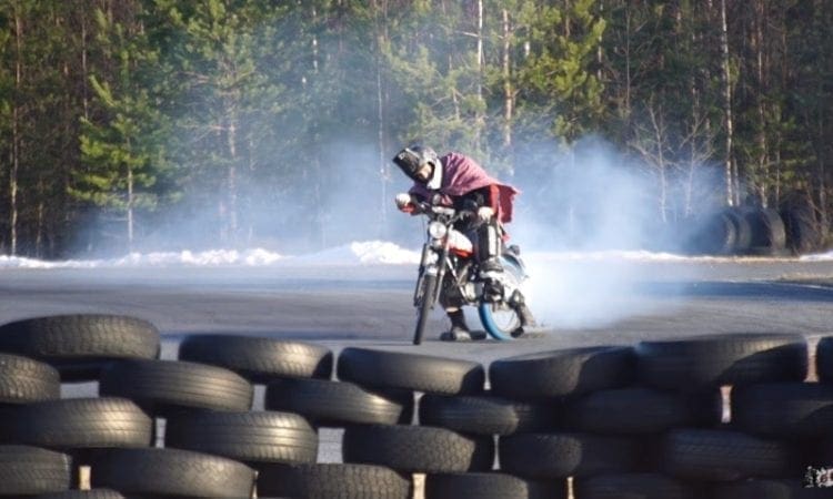 Video: Brilliant drifting on a 50cc bike with plastic-coated rear tyre and loonie on board