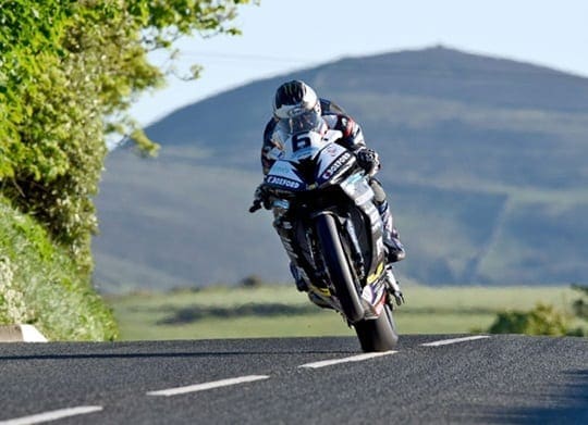 TT 2016: Dunlop and Hutchy blitz Wednesday night qualifying – Dunlop bags first 131mph+