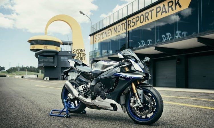 2017 Yamaha YZF-R1M revealed – check out this GORGEOUS new black paint job!