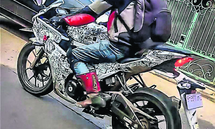 Spy Shots! TWO more snaps of the baby GSX-R on the road appear