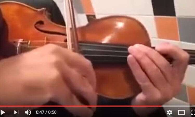 Video: Two-stroking on a violin – pretty flippin’ good!