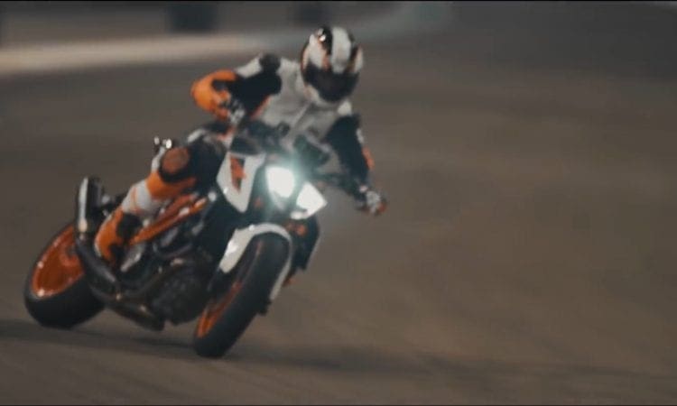 Milan show: New VIDEO shows KTM 1290 Super Duke R on track