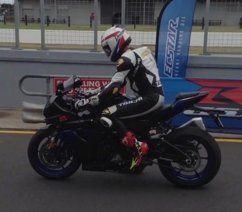 Video: Kevin Schwantz launching the new GSX-R1000 from pitlane (turn the sound up)