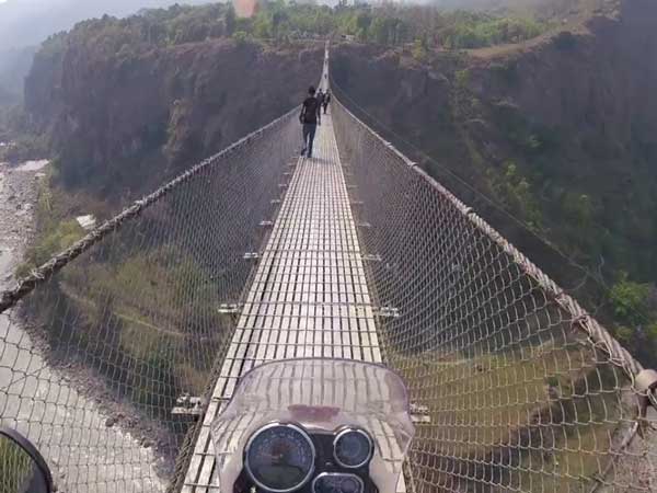 Video: Brave biker rides over suspension bridge in Nepal