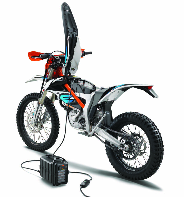 KTM launches its 2018 FREERIDE E-XC. More power, more capacity and energy capture. Cool.