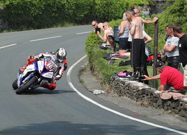 IOM TT 2018: Hickman SMASHES lap and race record with 135.452mph in THRILLING Senior TT duel with Harrison. One of the best races EVER!