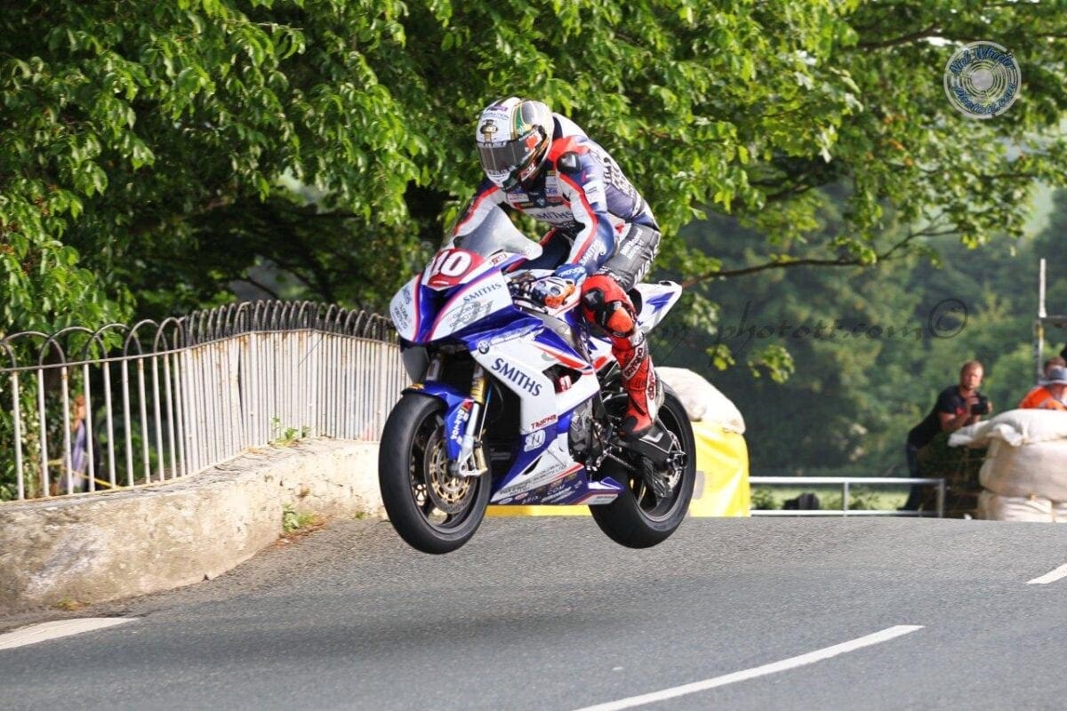 IOM TT 2018: Hickman pips Harrison with 132.142mph lap in Senior Qualifying