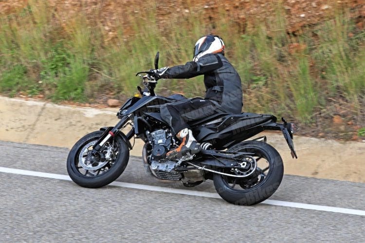 SPY SHOTS: KTM’s 790 Duke R finished and caught out on the road. Here it is.