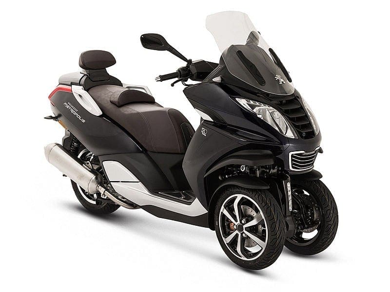 Peugeot unveils its new HI-TECH Metropolis THREE-WHEELER. And it comes with TWO built-in CAMERAS.