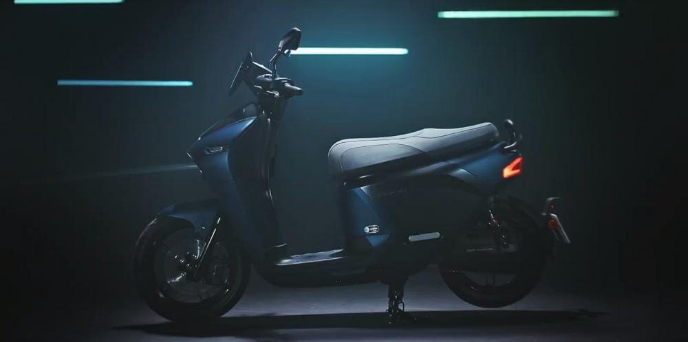 Yamaha unveils new ELECTRIC scooter. AND it comes with interchangeable batteries.