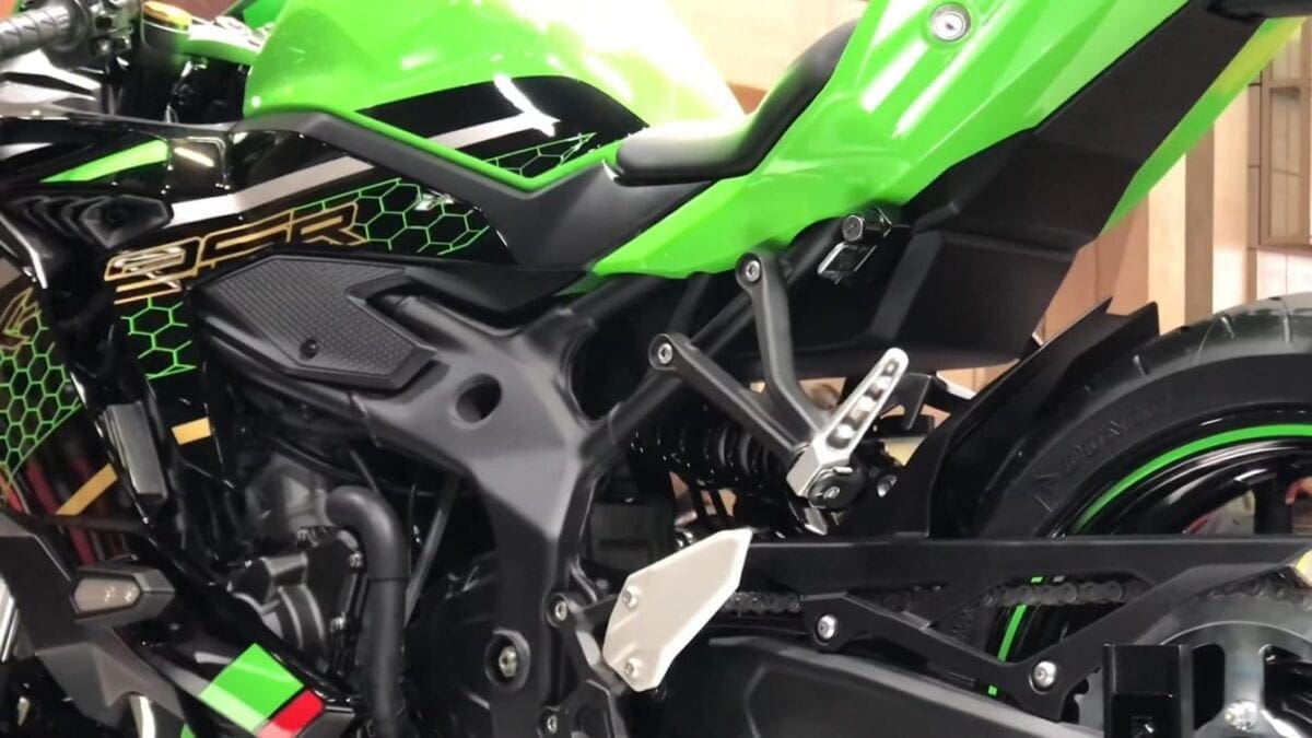 The Kawasaki motorcycle's frame is steel trellis and looks narrow in Tokyo Motor Show photos.
