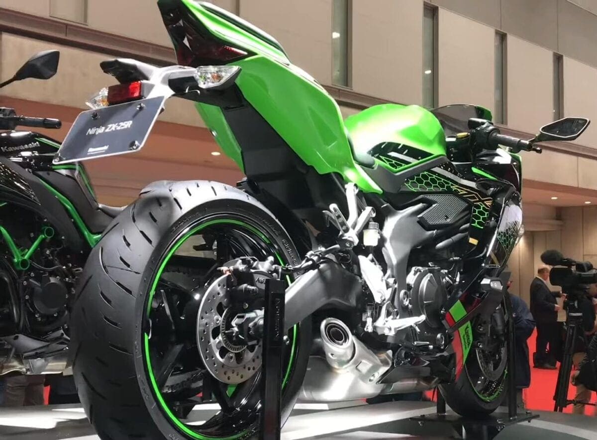 The Kawasaki ZX-25R is a return to the old days of screaming four-stroke 250 motorbikes.