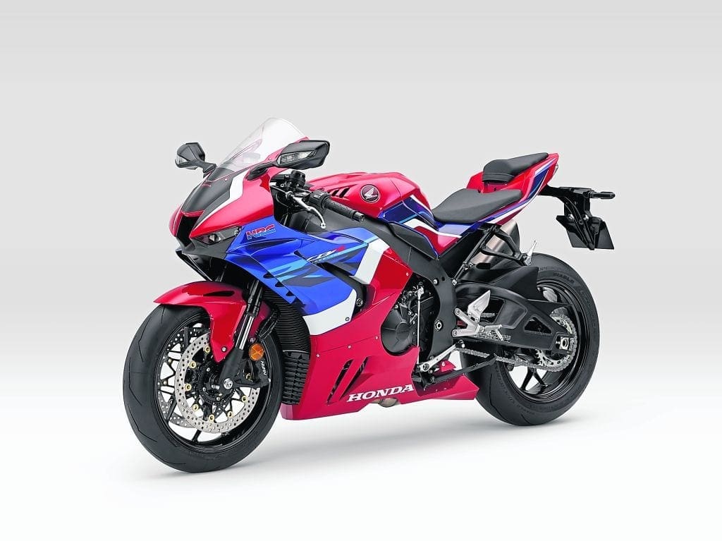 Even air flow from the front tyre and the mudguard itself has been specially incorporated into the efficiency of the new Fireblade from Honda.