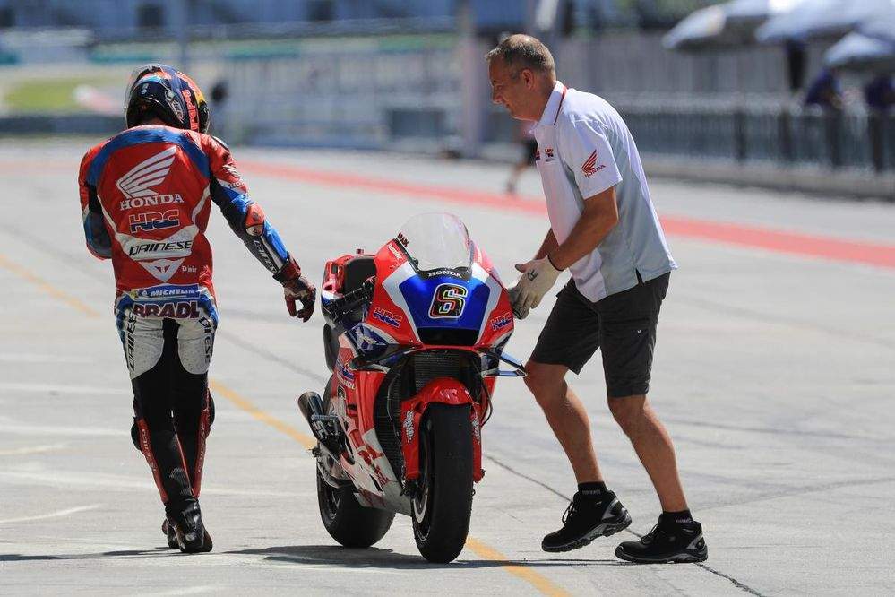 WSB: Bradl pours cold water over Honda’s new ‘Superblade’ racer. “The bike is missing something…”