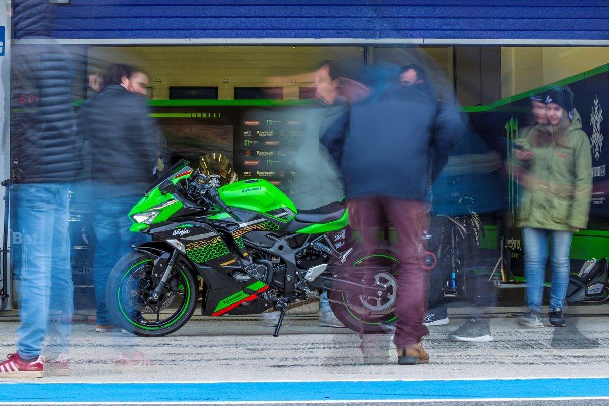 This looks like the lesser-spec A2 friendly verson of the ZX-25R sportbike out on a photoshoot in Jerez, Spain.