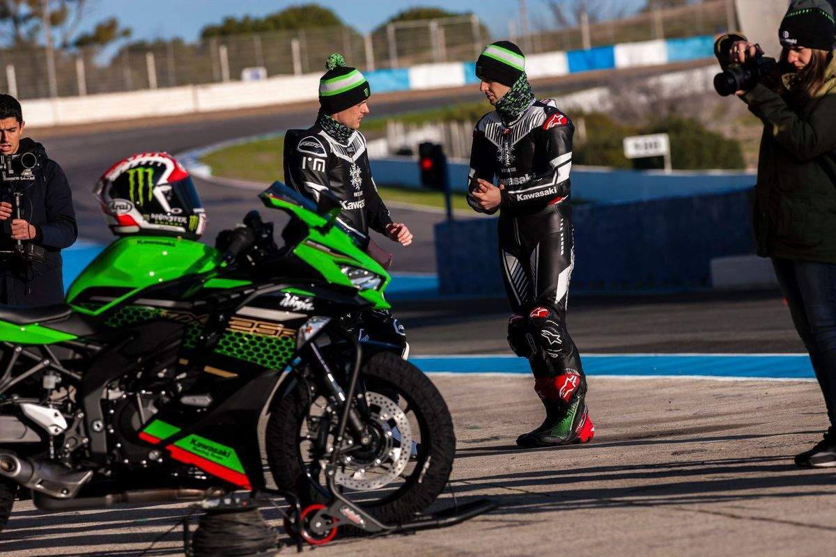 Alex Lowes on the left and Jonathan Rea on the right, looking cold in their winter-test leathers and official Kawasaki hats. Snazzy stuff!
