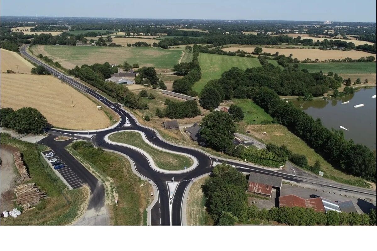 This is a 'Peanut' roundabout in France. Note the great Tarmac, the great corners, the handy 'pitlane' to the left. It's like a more simple Mallory (aside from the cars) 