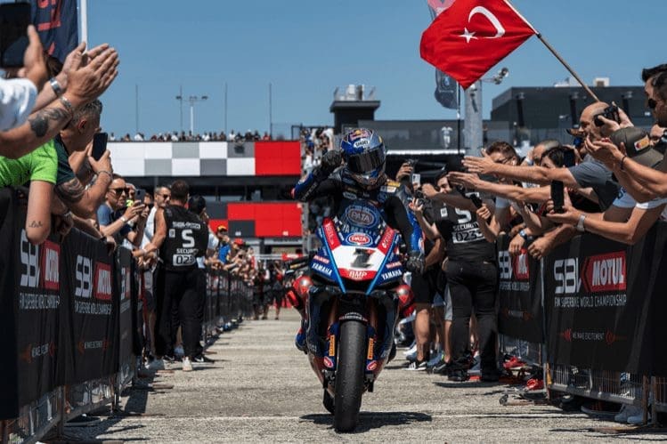 Razgatlıoğlu Back to Winning Ways with Dominant Superpole Race Victory