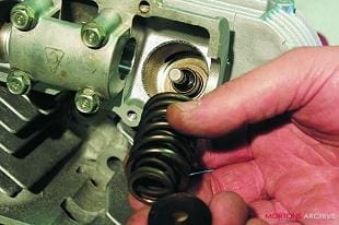 Suzuki GS750 motorcycle engine overhaul