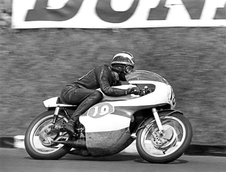 The Prince of Speed, Phil Read on his way to the first 250cc 100mph lap